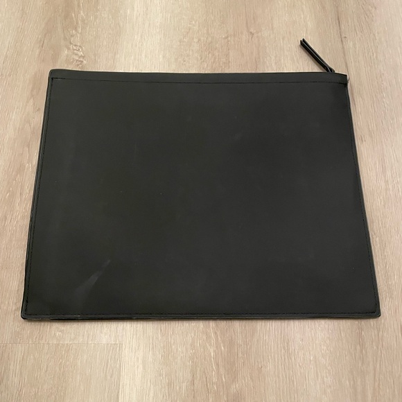 RAINS laptop sleeve with zipper closure - Picture 3 of 10